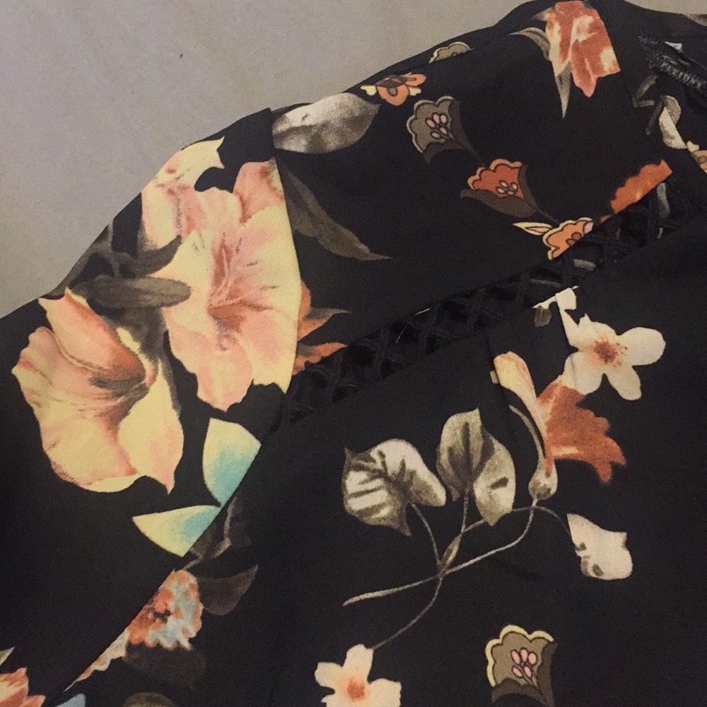 Pleione- Woman’s Tie Poet Blouse - Picture 7 of 7